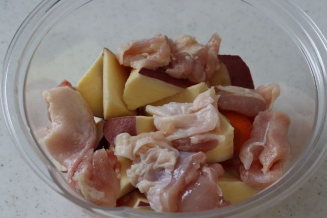 ボウルに入れた鶏肉とさつまいも
