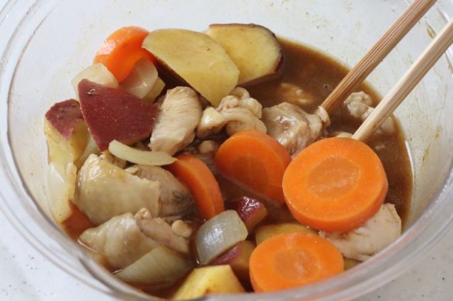 レンジで加熱したチキンとさつまいものカレー