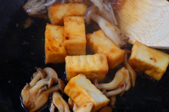 厚揚げとしめじ