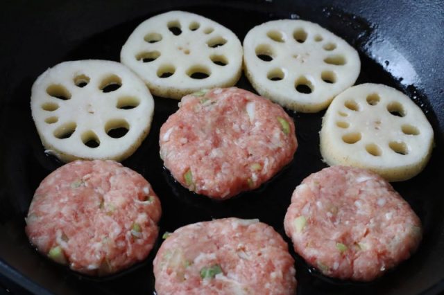 フライパンで焼くれんこんとつくね