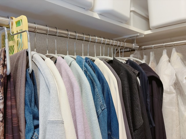 クローゼットにかけられら服