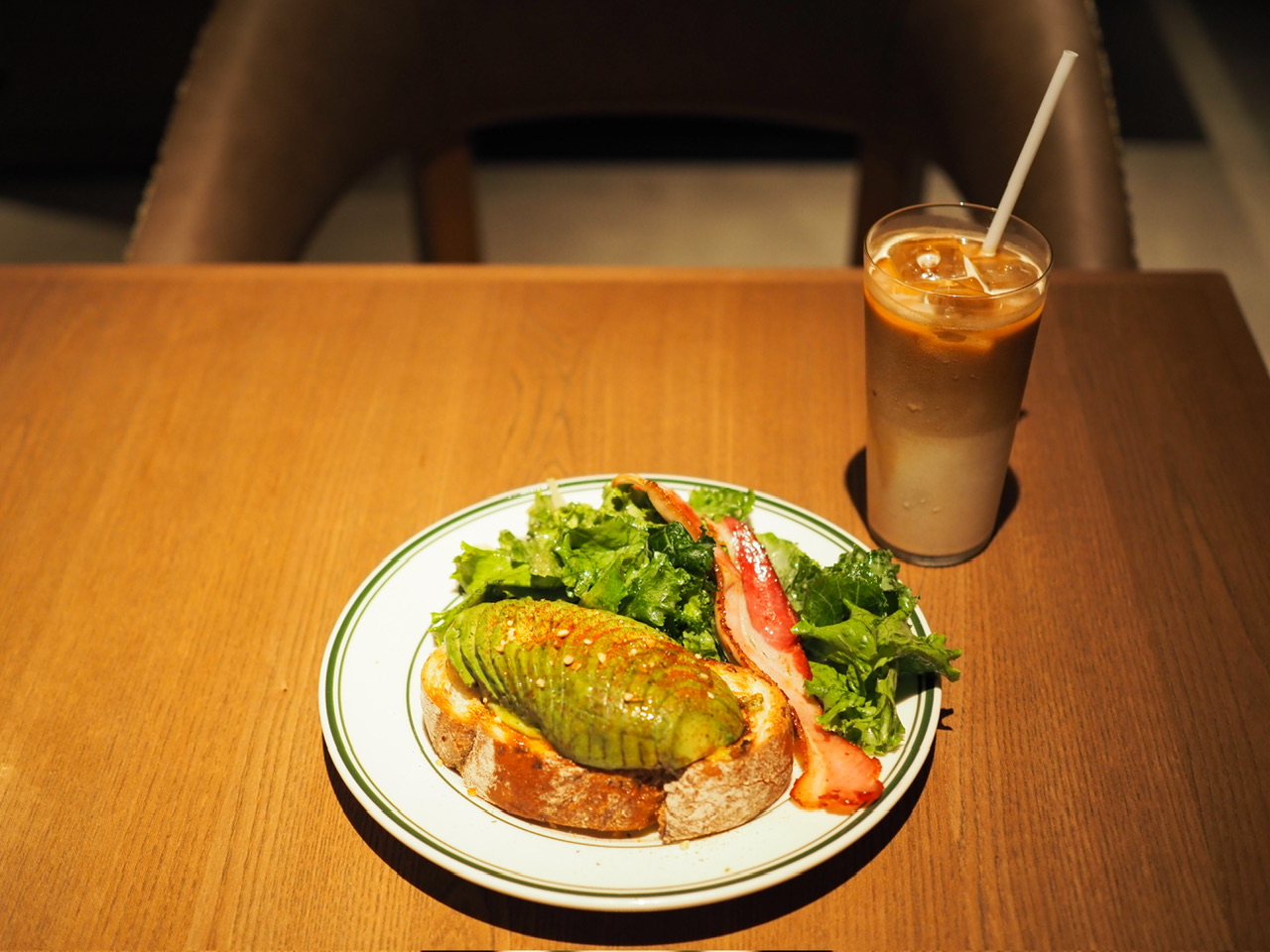フレッシュアボカドのオープンサンドとアイスカフェラテ