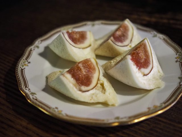 桃とイチジクのフルーツサンド