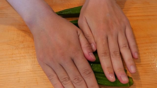 板ずりしているオクラ