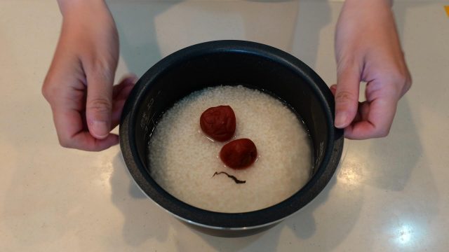 研いだお米と梅干し