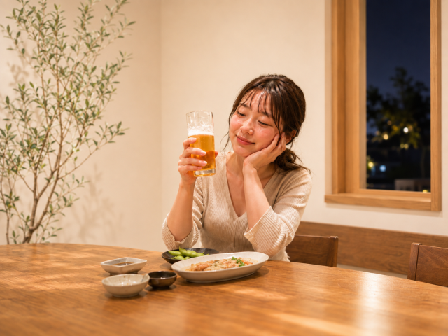 飲酒する女性