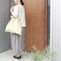 夏にかさばる荷物をまとめてキュッ！2個持ちにも便利な「旅上手になれる巾着サブバッグ」