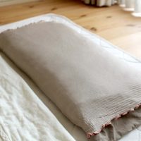 翌朝こんなに違うとは！髪と肌の“寝るだけ美活”が叶う「シルクがうれしいまくらカバー」