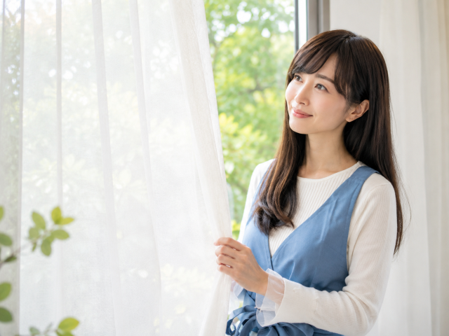窓辺に立つ長谷川さん