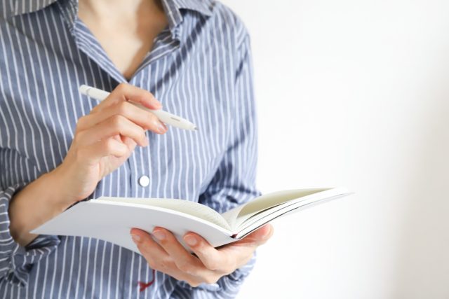 手帳を書く女性