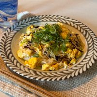 夏のそうめん消費に♪包丁いらず「卵と塩昆布の焼きそうめん」