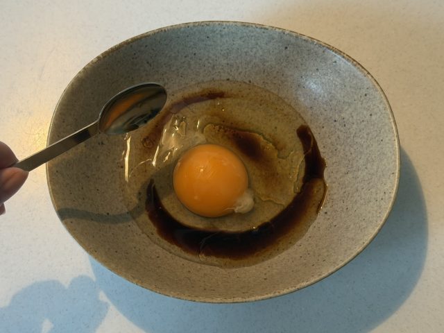 耐熱皿に入れた卵