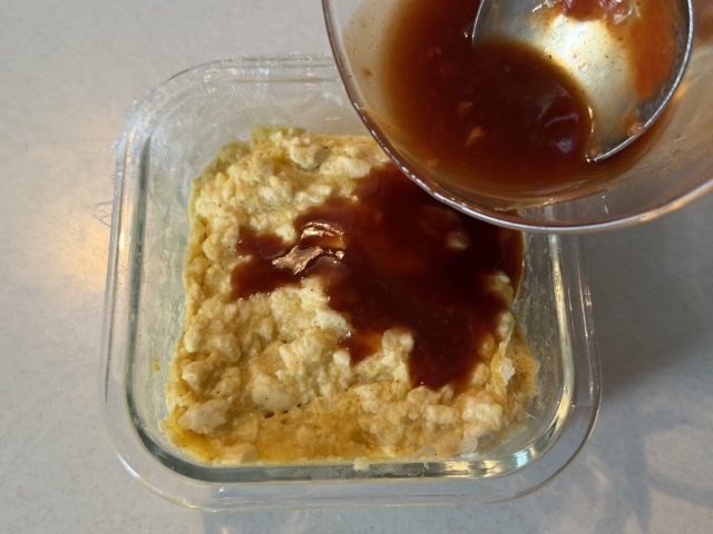 調味料をかける