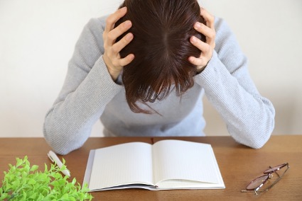 頭を抱える女性