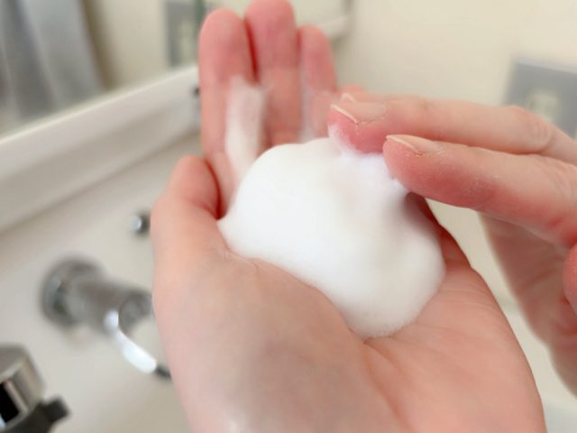 手のひらに乗せた洗顔
