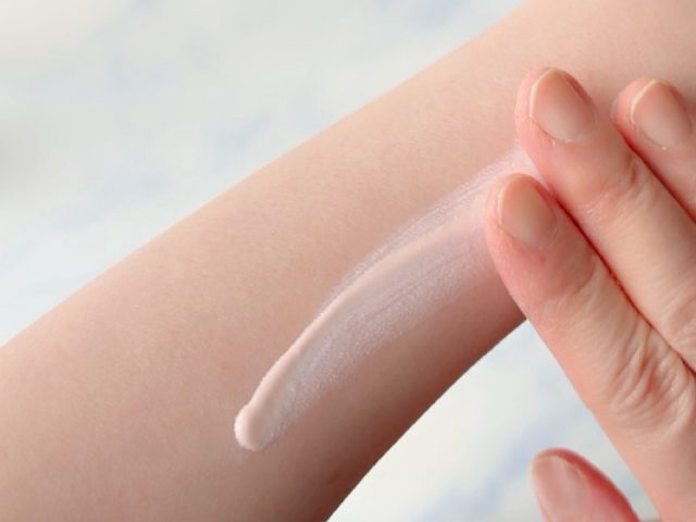 日焼け止めを塗った腕