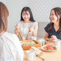 取り分ける=気が利く？印象美人が意識する「大皿料理」のマナー