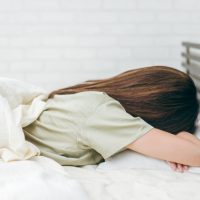 寝てもスッキリしない…「睡眠の質」を高めるために見直したい習慣3つ