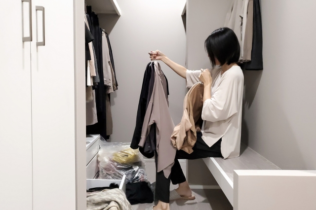 服を整理する女性