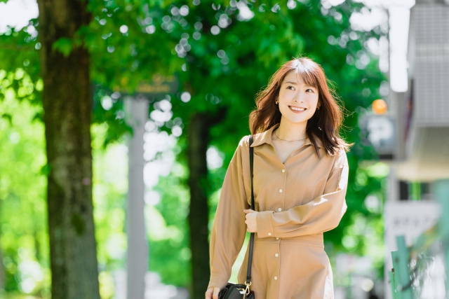 笑顔で闊歩する女性