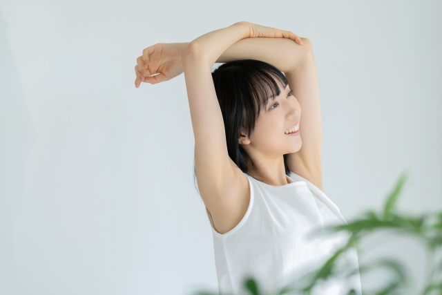 ストレッチをする女性
