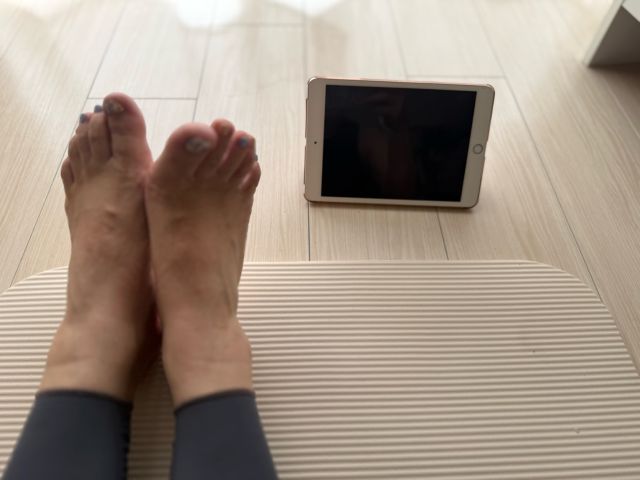 タブレットの画面と足元