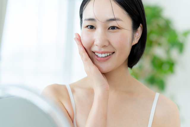 スキンケアをする女性