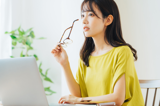 パソコンに向き合う女性