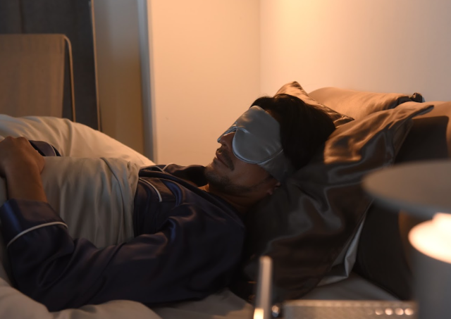 アイマスクをして眠る男性