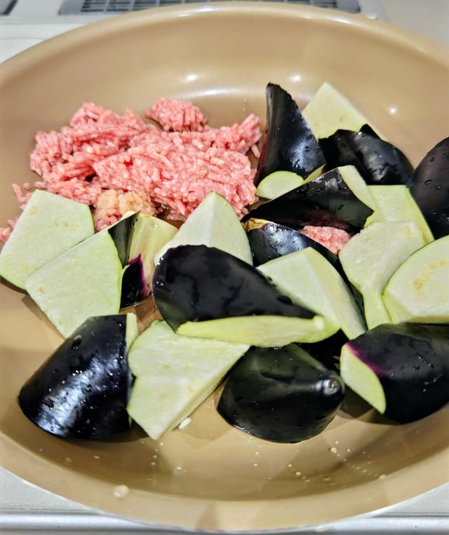 フライパンに入れたナスとひき肉