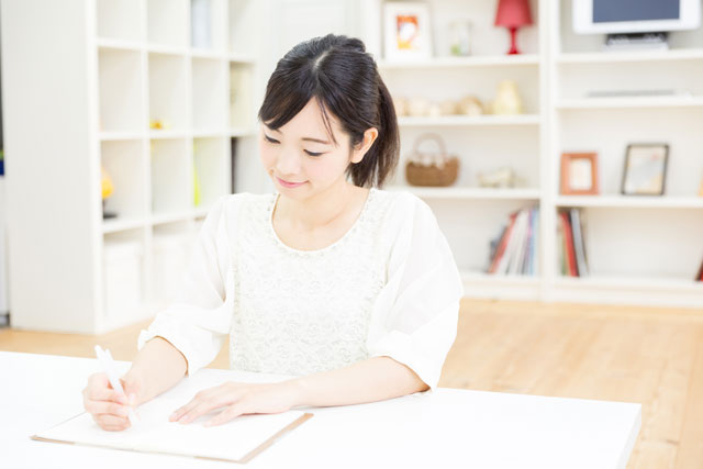 家計簿を書く女性