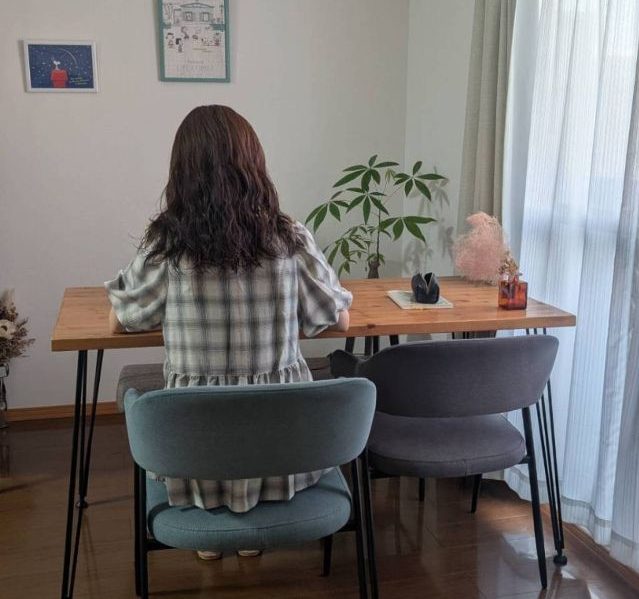 リビングに座る女性の後ろ姿
