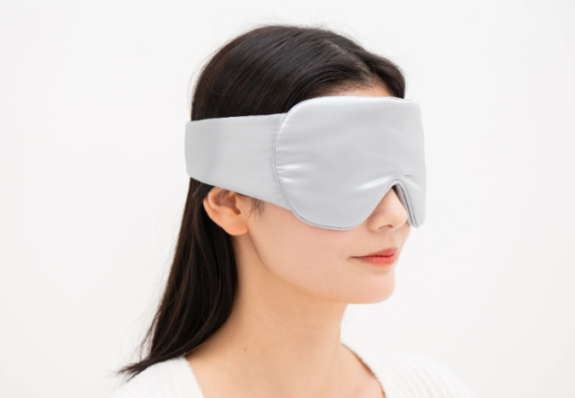 COCOSILKのシルク遮光アイマスクを着用した女性