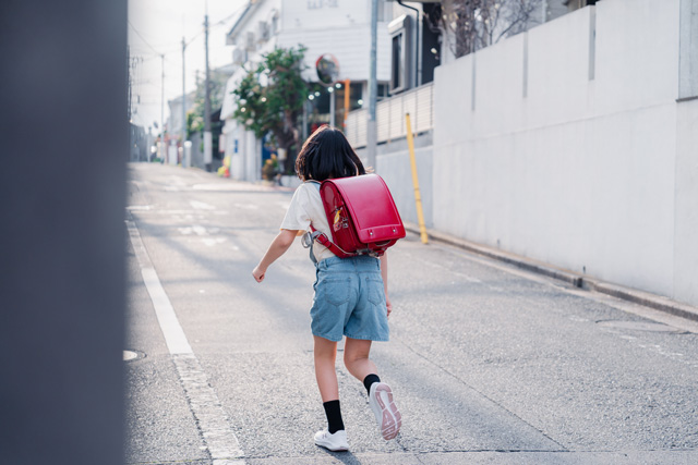帰宅する小学生