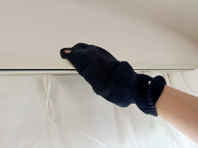 靴下でカーテンレールのほこり取り