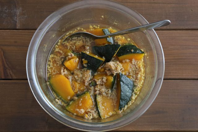 加熱したかぼちゃと豚ひき肉を混ぜる様子