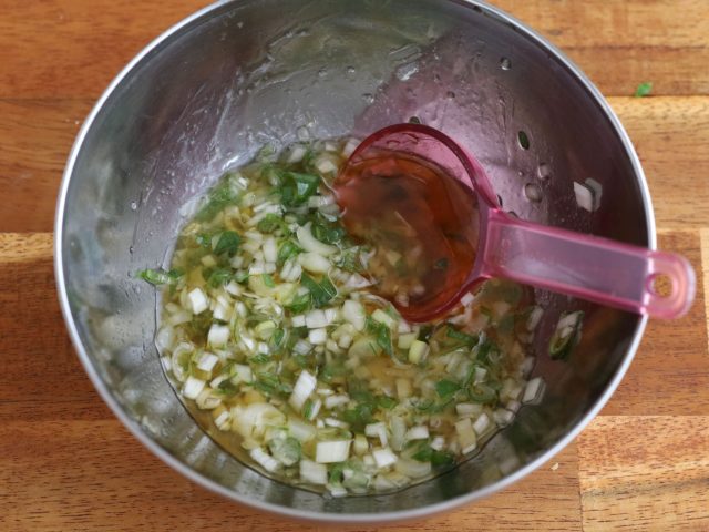 粗みじん切りにした長ねぎと調味料