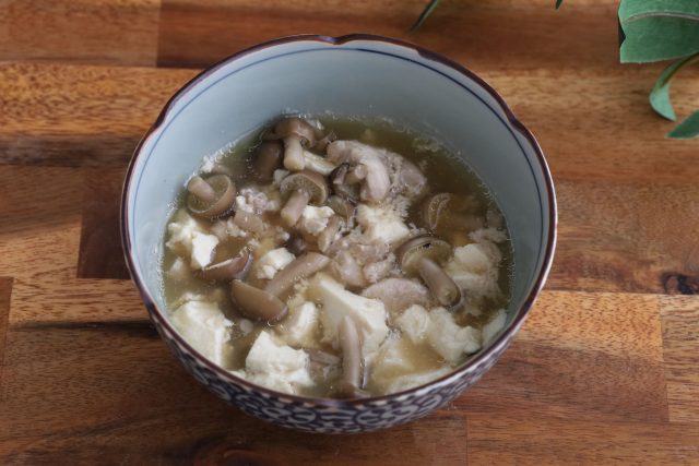 耐熱容器に鶏肉としめじ、豆腐を入れた様子