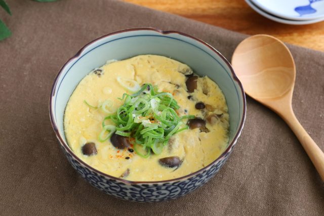 薬味ねぎと七味をのせた茶碗蒸し