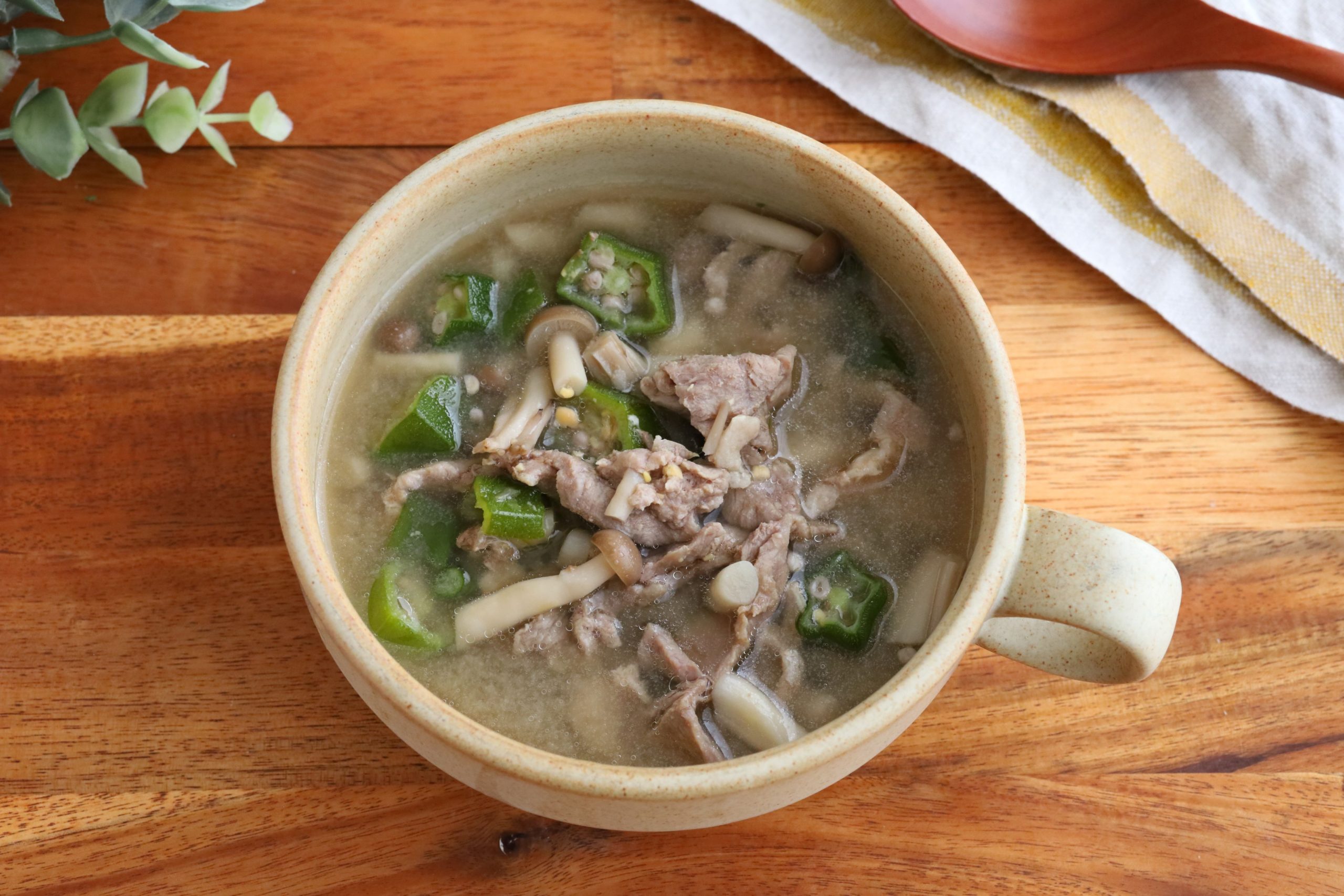 包丁いらずで簡単!「豚肉とおくらの味噌スープ」
