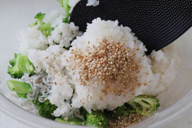ボウルに加えたご飯とごま