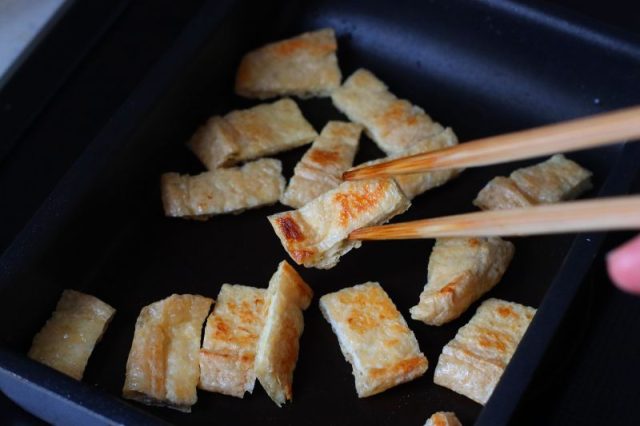カットして焼いている油揚げ