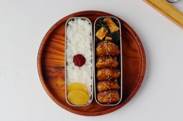 「しいたけの肉詰め オイスターソース」「揚げとわかめのごま醤油」2品弁当