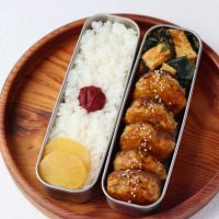 秋にうれしい！ご飯に合う「しいたけの肉詰め」「揚げとわかめのごま醤油」2品弁当
