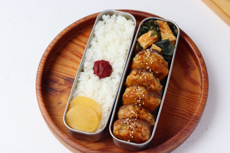 秋にうれしい！ご飯に合う「しいたけの肉詰め」「揚げとわかめのごま醤油」2品弁当
