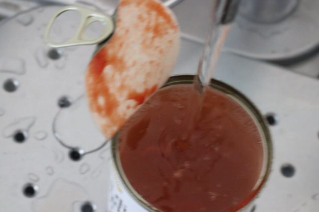 水を入れたトマト缶