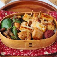 フライパン1つで同時調理！「焼き鳥串」「ピーマンとエリンギのおかか和え」2品弁当