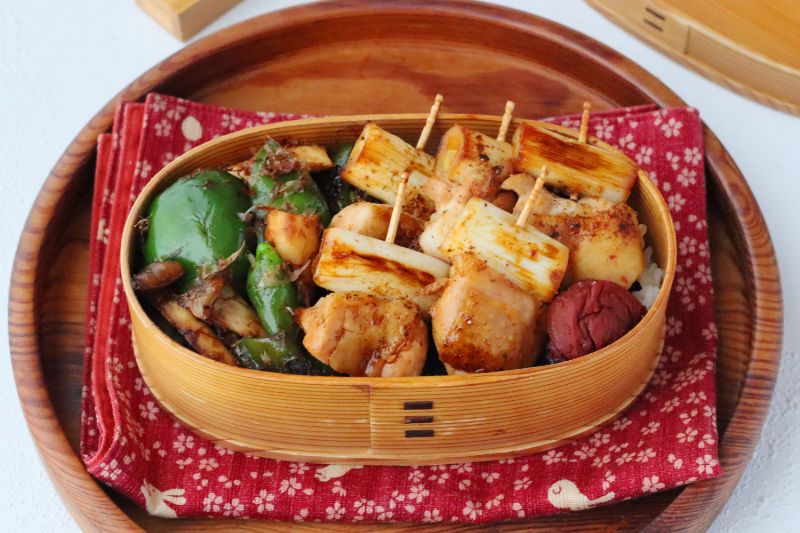 フライパン1つで同時調理！「焼き鳥串」「ピーマンとエリンギのおかか和え」2品弁当