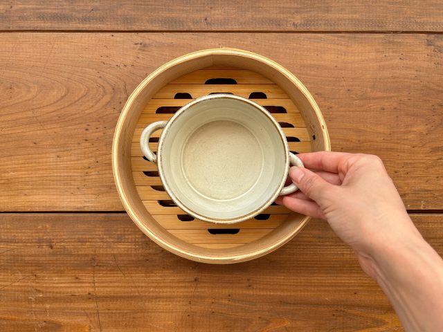 せいろに耐熱性の器を置く様子