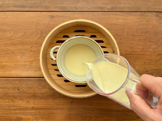 器に豆乳を注ぐ様子